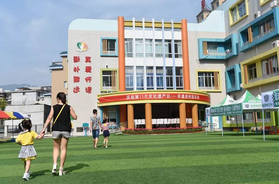 歪骆驼|开学啦，孩子首次上幼儿园，妈妈们焦虑不已，宝宝：我要回家