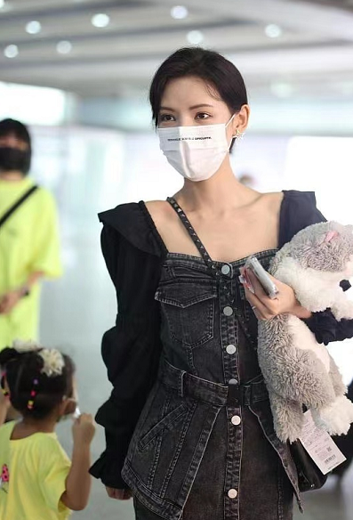 漫画|张予曦不愧是“漫画脸”,穿牛仔短裙秀出大长腿,小蛮腰好显眼