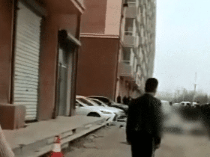 事故全球通 吉林一对母女11楼坠亡身亡，邻居回应“曾屋内打开煤气自杀”