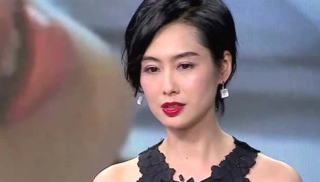 紫霞仙子|朱茵女儿长啥样？看清她女儿的照片后，网友：这是盗版的“紫霞仙子”吧！