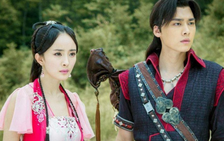 杨幂|15年前，有谁注意到刘亦菲身后打伞的小女孩？如今火得一塌糊涂