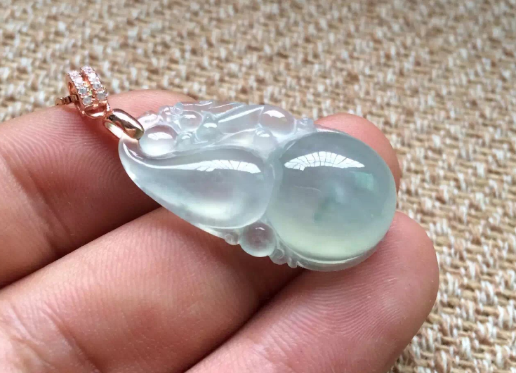 冰种翡翠|冰种老坑种翡翠很珍贵，那么它有什么特点呢？怎么进行分辨呢？