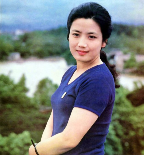 姜黎黎|“红牡丹”姜黎黎，68岁风韵犹存，晒与老公近照，女儿遗传了她的美貌