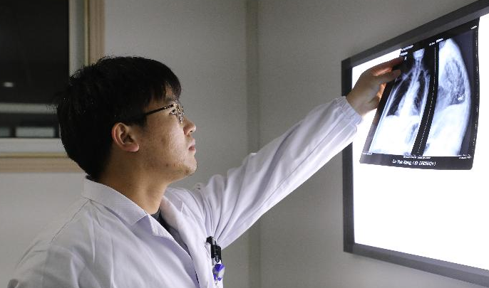 骨折|65岁大娘坚持晨起喝1水，不幸骨折离世，医生：不想骨烂掉，趁早远离