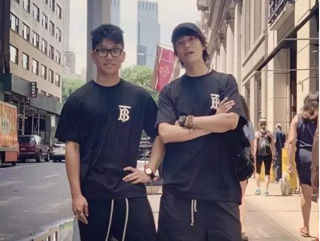 陈坤|陈坤儿子18岁了，长相浮现生母基因，长得像谁一目了然