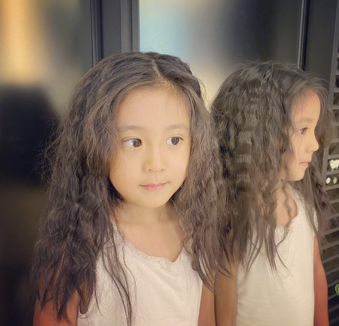 贾静雯|贾静雯久违晒女儿，称她们是自己的人生导师，咘咘烫泡面头像混血