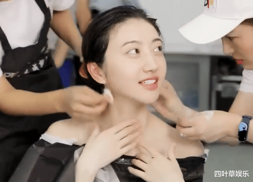 景甜|景甜司藤倒模过程曝光，纯素颜出镜白到发光，是自带美颜特效了吧