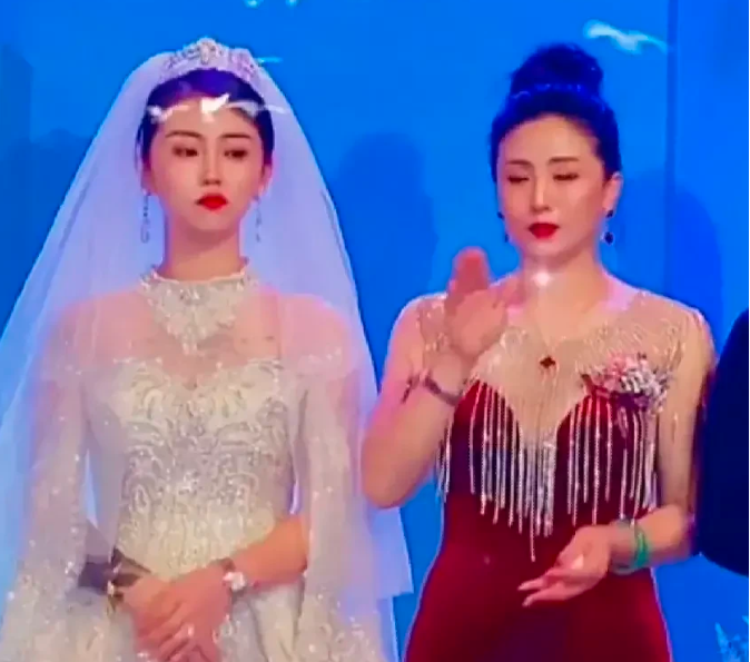 萱爸育儿经|女儿婚礼上,超年轻丈母娘成焦点,神仙颜值羡煞网友:以为是闺蜜