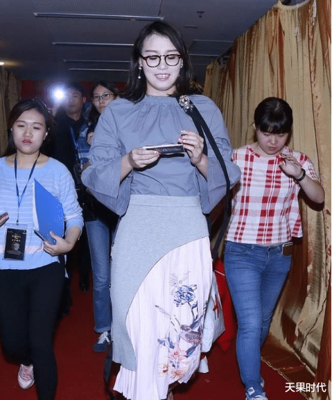 天果时代|运动员傅园慧罕见穿裙子，恬静似大家闺秀，大骨架女生也能很温柔
