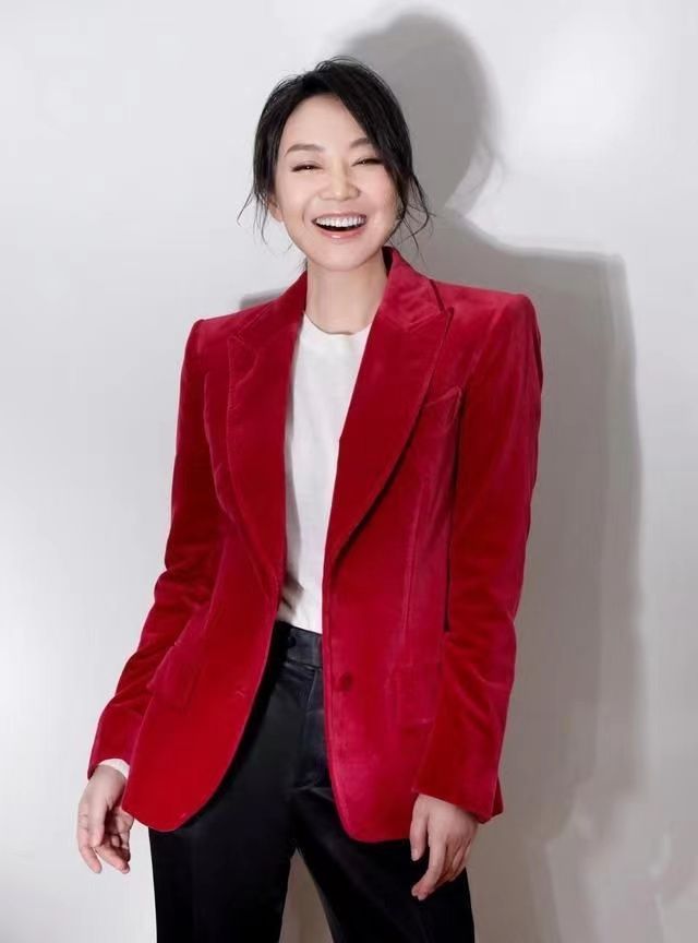 闫妮|闫妮新剧造型真飒，连穿8套西装变女强人，扎小啾啾也不影响气场