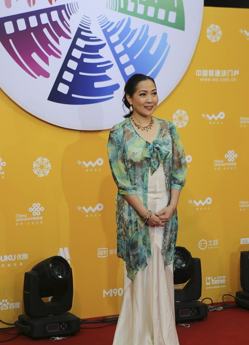 可馨育娃|沈丹萍的气质让人羡慕,就算发福气质依旧高贵,穿长裙有韵味