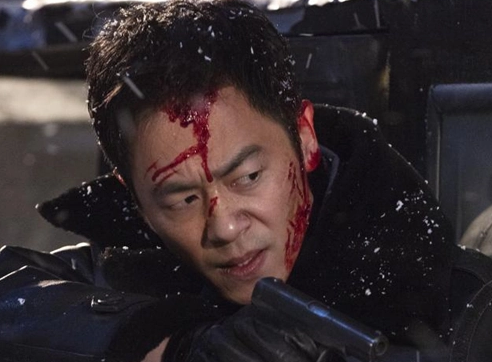 悬崖之上|《悬崖之上》张宪臣为什么不在白车上自杀反而暴露小兰暗号？