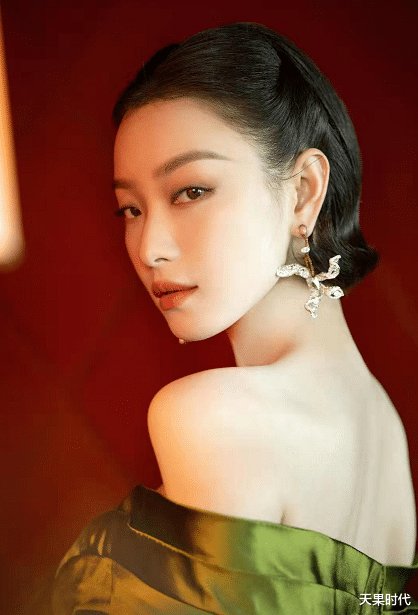 倪妮|倪妮的气质太惊艳了，绿色露肩裙高级精致，举手投足都是万种风情