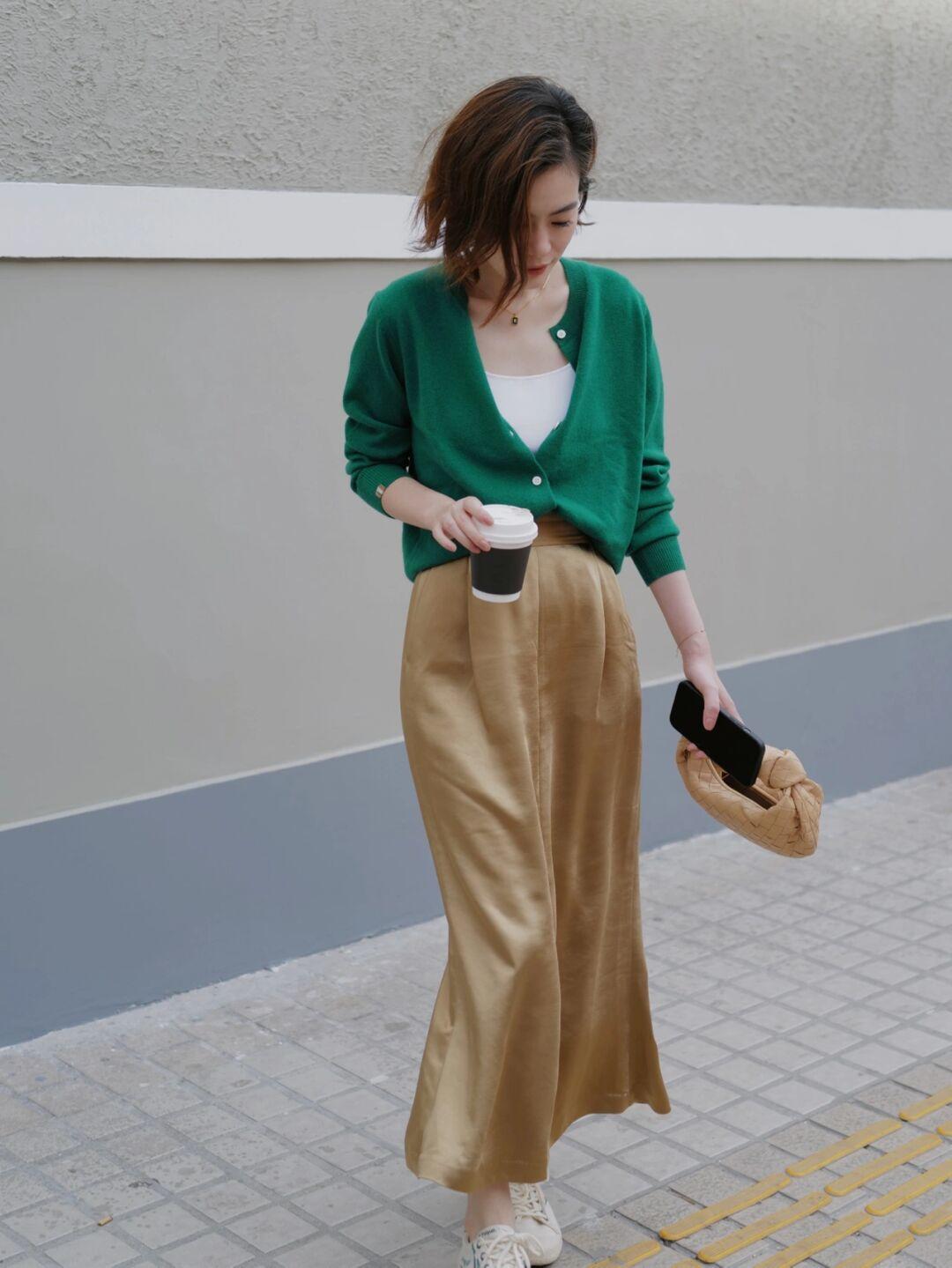 何有强 秋天还在穿黑白配？今年流行“大地色”，让你轻松穿出不俗气质