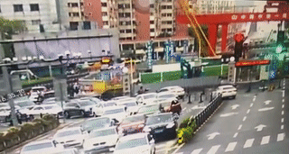 陈涛 钱与命！26岁老师“被倒塌桩机”砸死：母亲是校长，父亲包后勤！