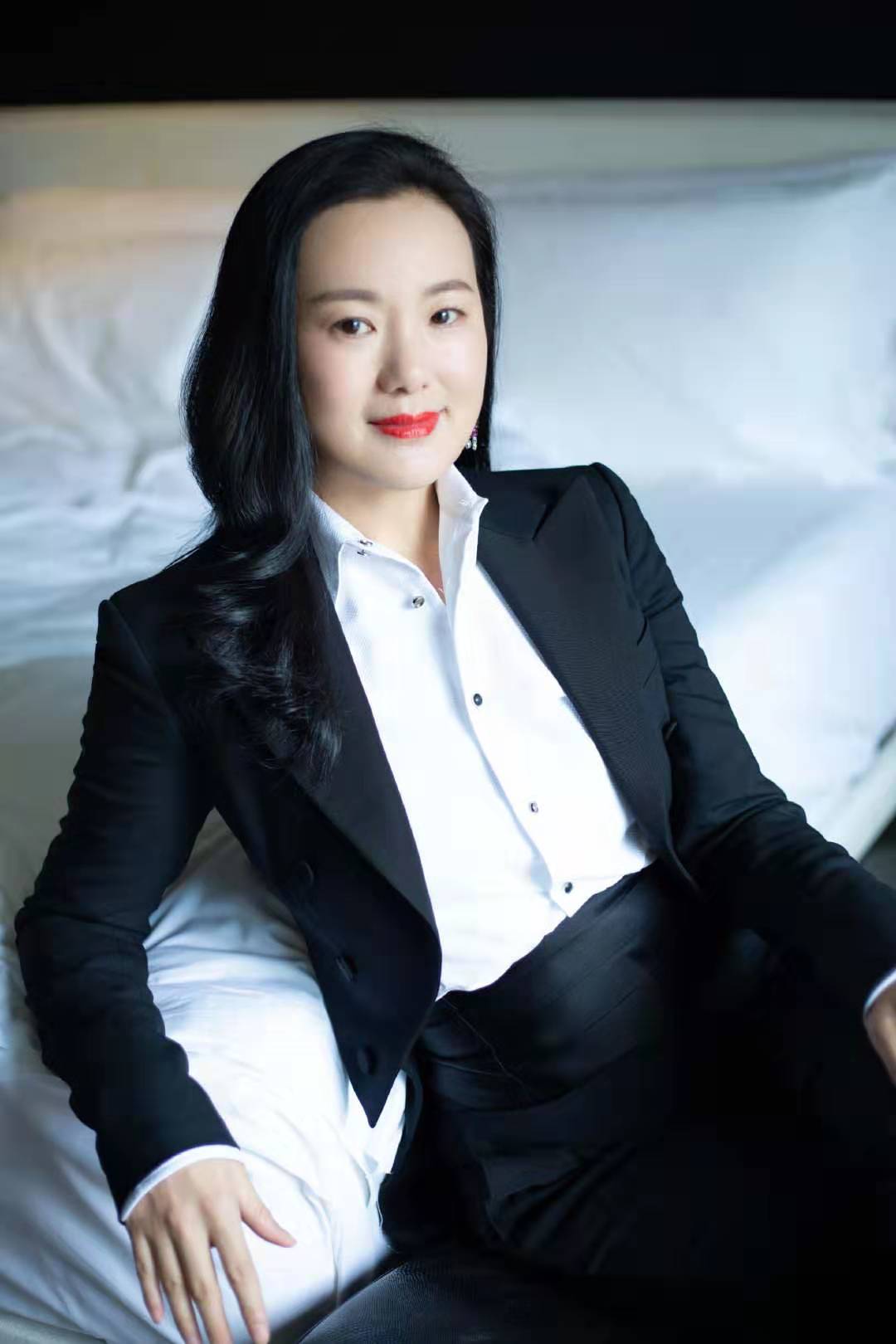 全球时尚号|51岁的咏梅去国外旅游，穿米色大衣霸气十足，撑着伞在雨中漫步