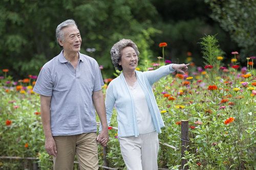 吴嘉情吧 单身男人向保姆求婚，结果保姆的一句话，竟然看出男人的真心