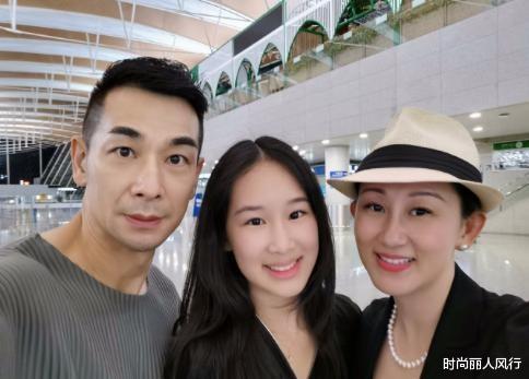 赵文卓|赵文卓全家亮相!女儿穿黑色身材太好,赵文卓硬汉身材魅力十足
