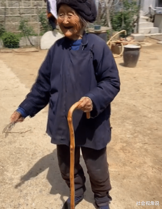 社会视角说 山东102岁老人收到7旬儿子送的拐杖,当场扔掉:你留着用吧