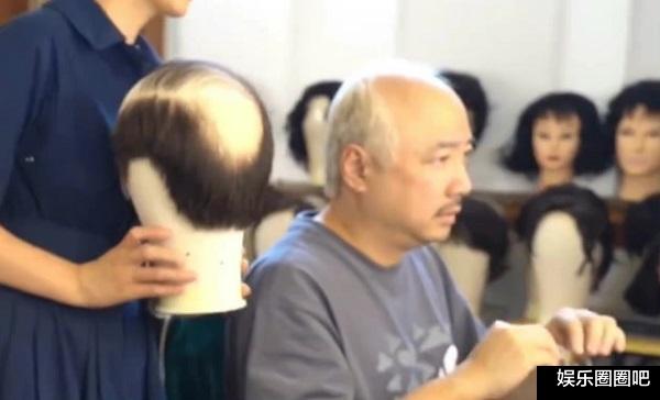 徐峥|徐峥为拍戏戴假发撞脸谢广坤！陶虹满脸嫌弃很抗拒，网友：真敬业