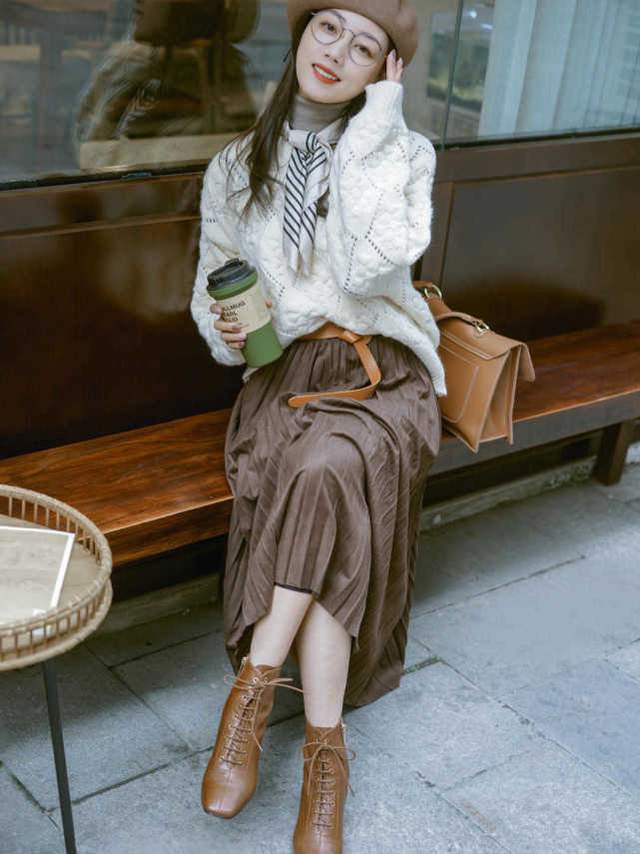 何有强 百褶裙你穿对了吗?配上这几件上衣温柔又时髦,还能提升气质感