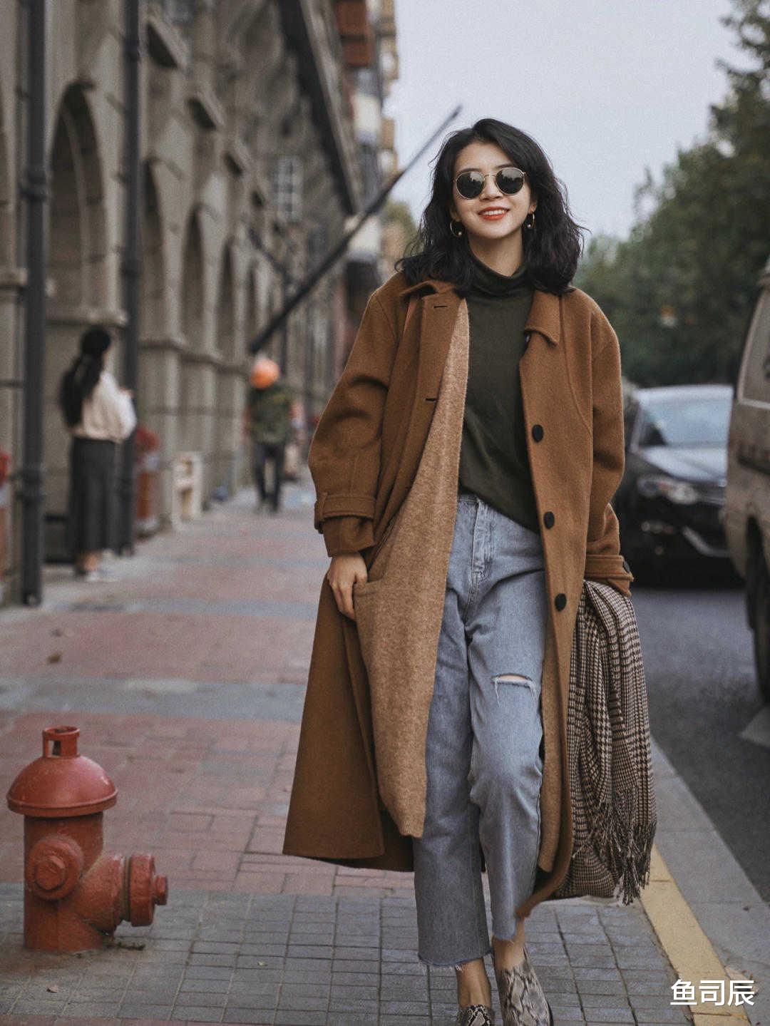 鱼司辰 秋冬、比黑白灰更炸街的是什么颜色？当然是大地色大衣，又飒又美