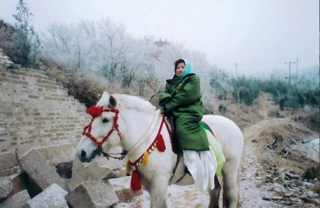 李琼|李琼再唱山路十八弯,身材走样双下巴明显,网友直呼岁月太无情