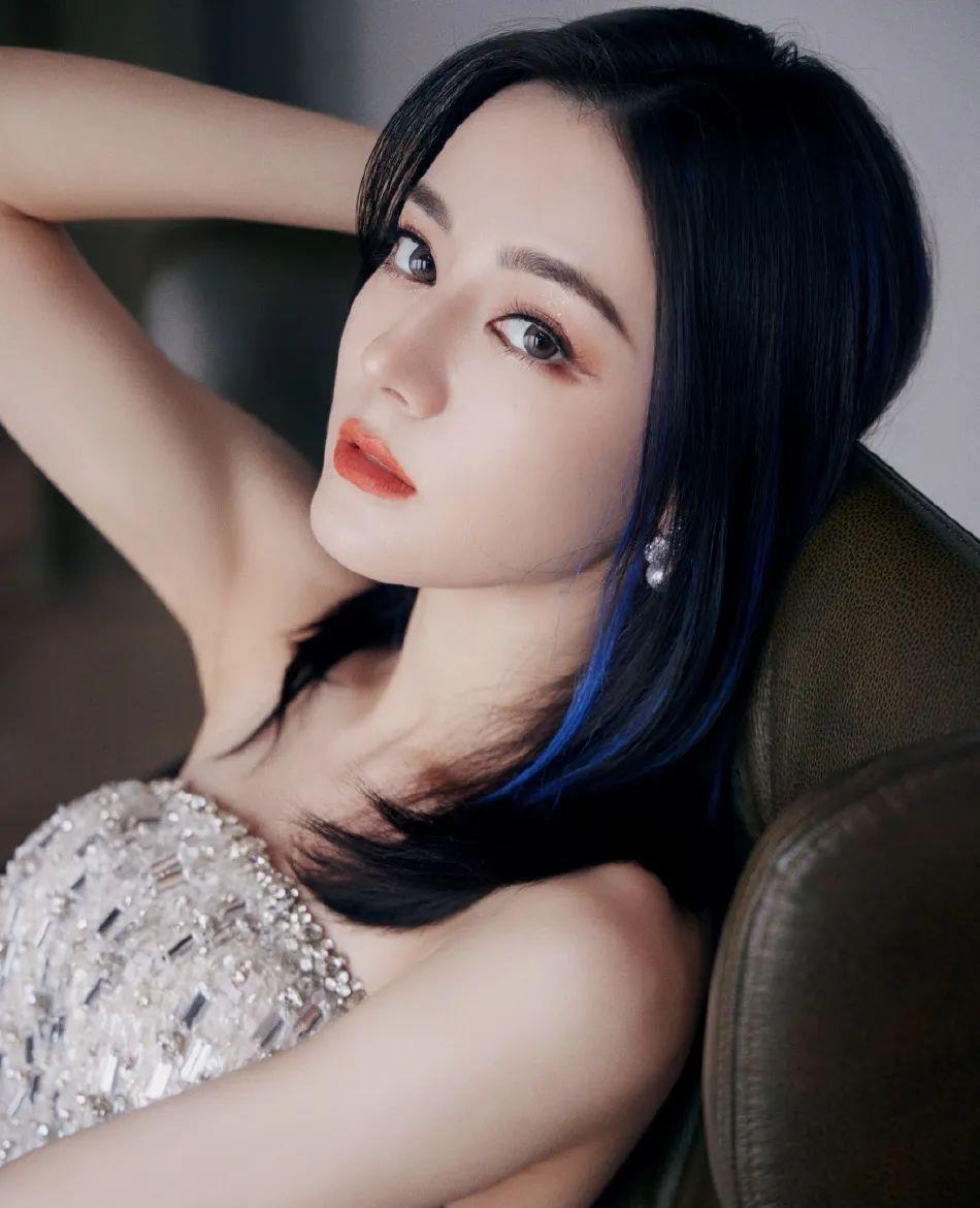 迪丽热巴|迪丽热巴穿抹胸亮片裙秀美腿！雪肤娇嫩太性感美艳