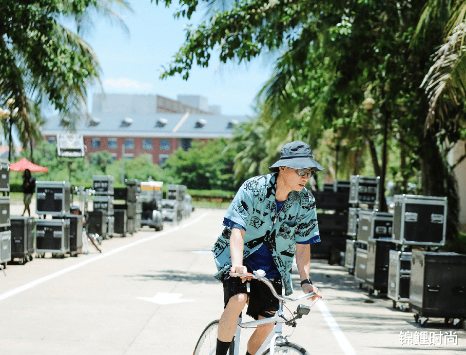 锦鲤时尚|陈小春谢天华披荆斩棘，同框引发“古惑仔”回忆，港风魅力仍不减