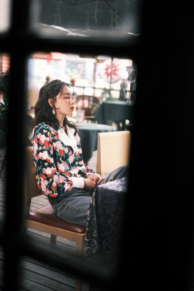 旗袍公馆|阚清子的复古穿搭好绝，花衬衫塞进牛仔裤，勒出蛮腰够抢眼的