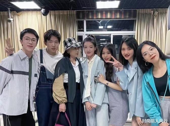 时尚丽人风行 董明珠22岁女秘书红了!正式入职后形象大变,穿西装太像女强人