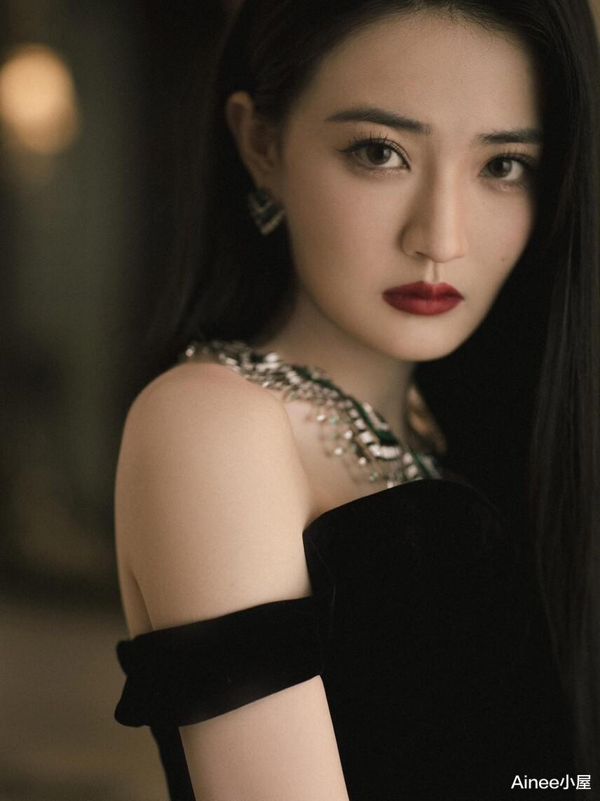 徐璐|徐璐真是天生的“礼服身材”，高开叉秀美腿，身材能和模特比美