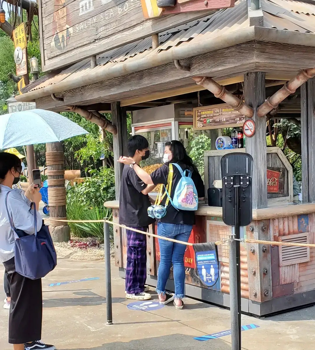 大张伟|大张伟带妻子游影城，妻子体型太壮实，全程拎包似保姆