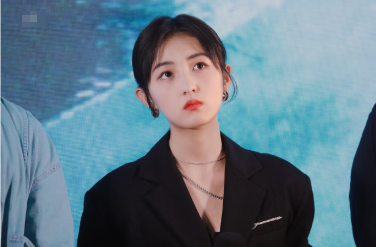 成龙|她6岁被成龙抱着上春晚,14岁因相貌被网友吐槽,如今逆袭成女神