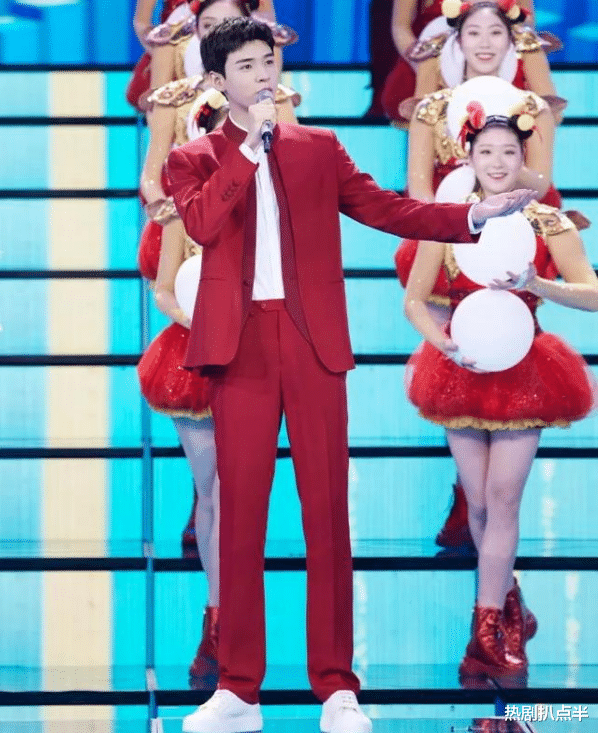 张艺兴|五四晚会明星表演播放量：张艺兴断层，杨紫紧追，王源成毅尴尬了