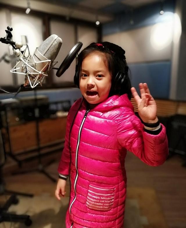 主持人|美女主持人佟瑶：在河边溺水而亡，葬礼上哭到昏厥的丈夫怎样了