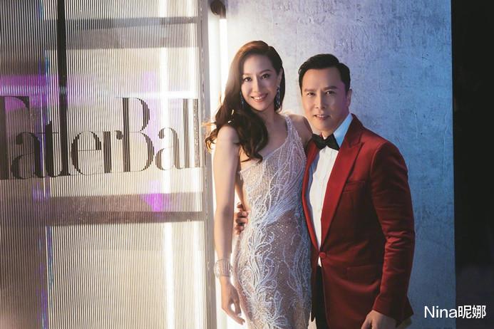 甄子丹|甄子丹夫妇久违赴宴!娇妻穿长裙秀曲线太用力,沙漏身材比老公高半头