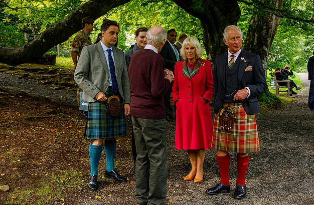 全球时尚风行|懒理梅根嘚瑟!卡米拉和查尔斯穿情侣装甜蜜亮相,玫红大衣真显嫩