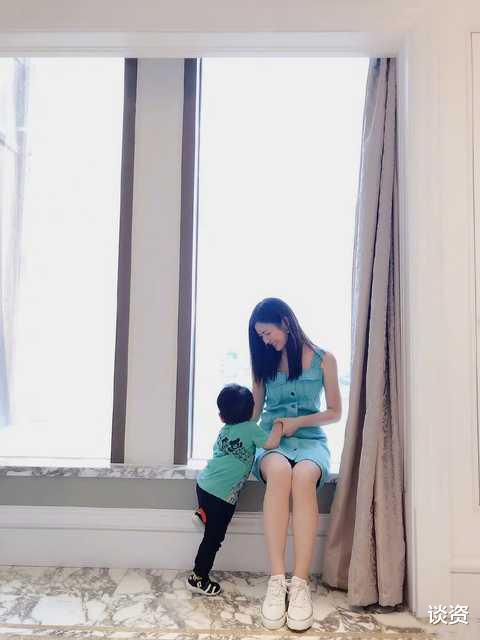 陈妍希|陈妍希带4岁儿子逛书店，小星星穿赛车服好可爱，身高已到妈妈腰部