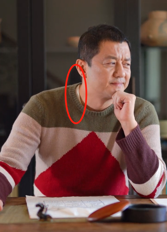 李亚鹏|50岁李亚鹏下厨包饺子，头顶头发略稀疏，穿毛衣不小心露出秋衣边