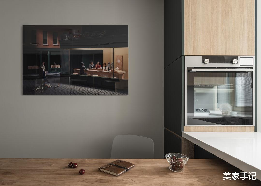 再买房，我一定学她家坚持沙发不靠墙，往前挪40公分，太有远见了