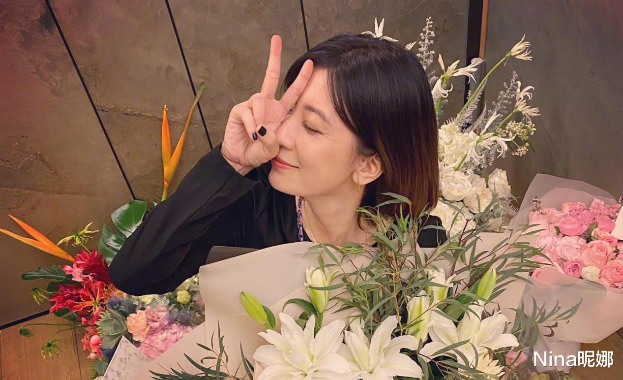 贾静雯|贾静雯罕晒一家五口！穿卫衣健美裤母女4张脸似烙饼，5岁女儿超萌