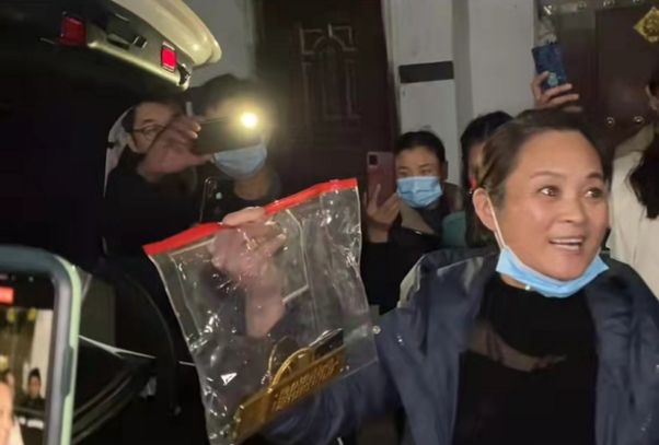 陈亚男|陈亚男父母有多豪？后备箱洒落16万现金，十几万的金条用塑料袋装