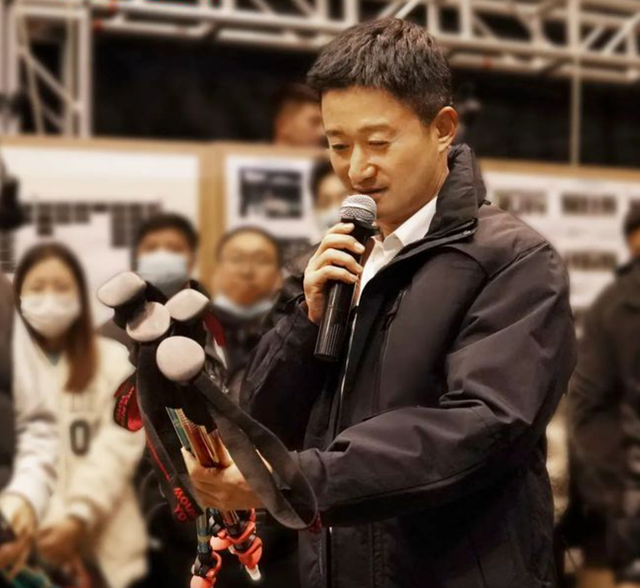 吴京|《水门桥》开机，千玺带妆现身，吴京两部戏撞档，能发挥好吗？