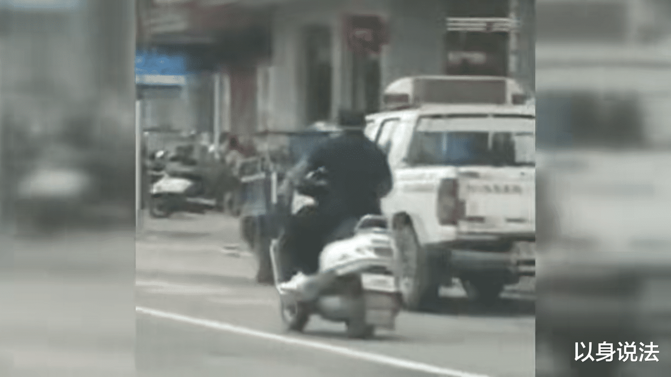 以身说法|丧心病狂！目无法纪！广东茂名电白男子当街砍杀正在执勤的交警！