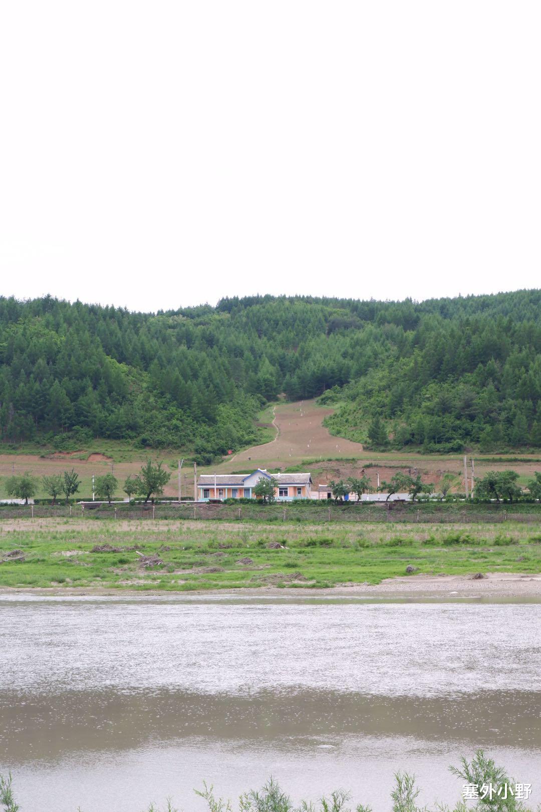 中朝邊境城市，河對岸就是朝鮮，山上樹木全部砍光防止朝鮮人偷渡-圖4