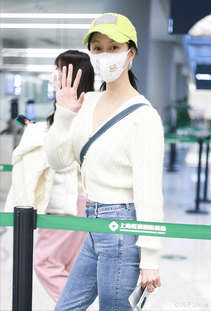 倪虹洁|“祝无双”倪虹洁走机场，冬日大胆穿露脐装，苗条身材不输小姑娘