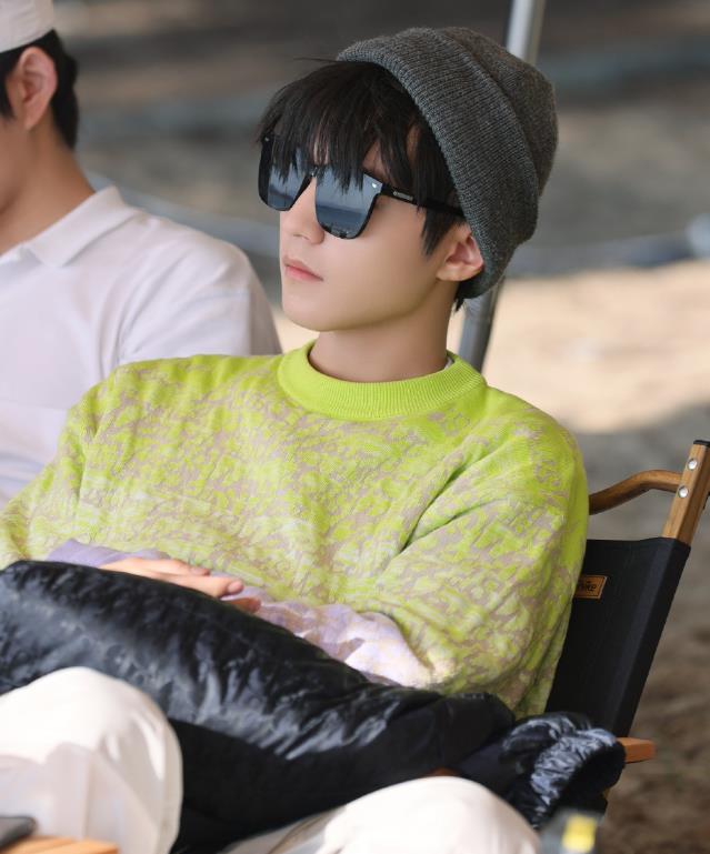 王俊凯|王俊凯“失控长高”太绝！看他将衬衫塞到裤子里，腿长就有一米八