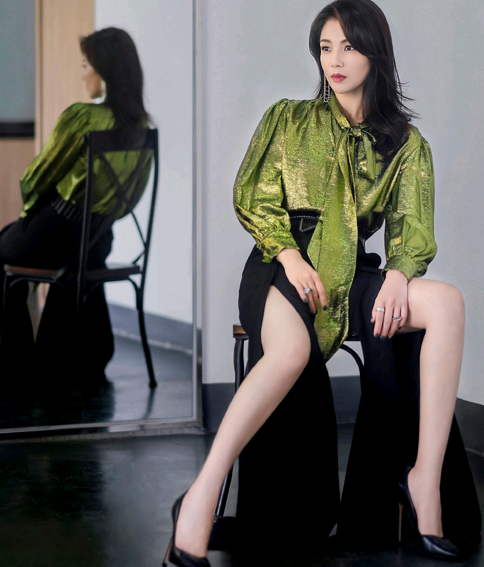 刘涛|43岁刘涛主持舞台，黑色开叉裙细腰美腿养眼，国民媳妇气质太好