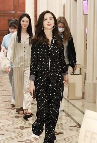 闲鱼有话说 佟丽娅气质拿捏得真好,穿着“睡衣”撸起袖子参加节目,仍惊艳了